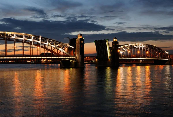 Ponte do palácio erguida à noite em São Petersburgo, Rússia. — Fotografia de Stock