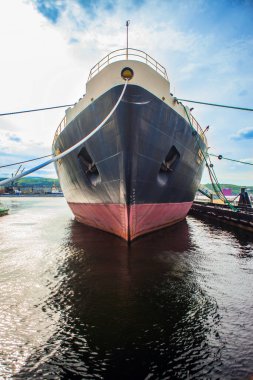 MURMANSK, Rusya- 22 Haziran 2013: Lenin Sovyet nükleer enerjili bir buz kırıcıdır. 1957 'de fırlatılan, hem nükleer enerjili ilk yüzey gemisi hem de nükleer enerjili ilk sivil gemiydi..