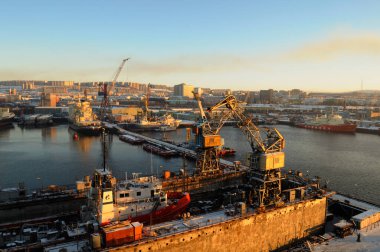 Murmansk limanı. Murmansk, Rusya 'nın güzel hava kışı manzarası, bir liman şehri ve Murmansk Oblastı, Kola yarımadası, Kola Körfezi idari merkezi, kuadrokopter insansız hava aracıyla vuruldu.