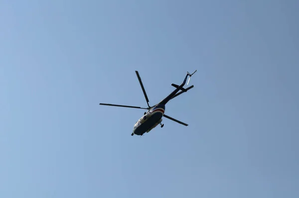 Hubschrauber fliegt gegen den blauen Himmel Murmansk. — Stockfoto