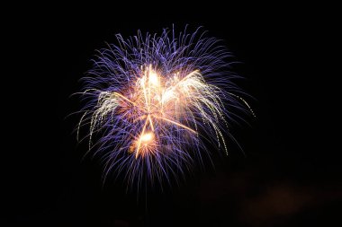 Siyah arka planda havai fişekler. Soyut şenlik arka planı. Şehir Günü onuruna Uluslararası Havai fişek Festivali, Murmansk.