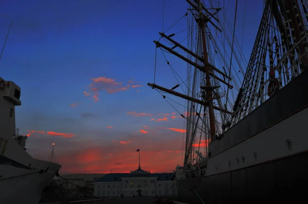 Moermansk, Rusland-oktober 2010: de stad Moermansk. Schip in de haven van Moermansk. De Sedov-boot met vier masten is een trainingszeilboot. Moermansk. — Stockfoto