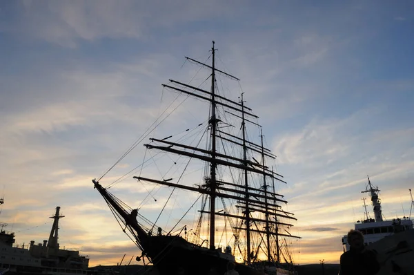 Moermansk, Rusland-oktober 2010: de stad Moermansk. Schip in de haven van Moermansk. De Sedov-boot met vier masten is een trainingszeilboot. Moermansk. — Stockfoto