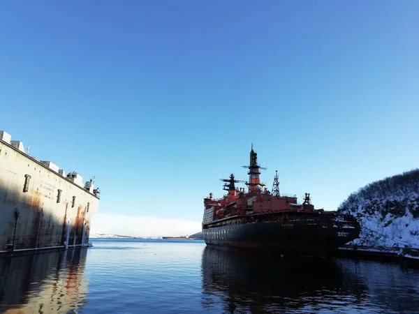 MURMANSK, Rusia - Marzo de 2019: El rompehielos atómico Rossiya del proyecto 10520 es un rompehielos atómico soviético y ruso del tipo Arktika, establecido el 20 de febrero de 1981, puesto en funcionamiento el — Foto de Stock