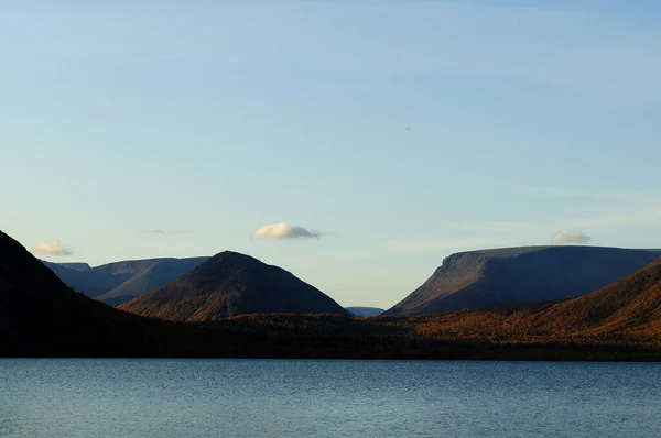 Vista Las Altas Montañas Amplio Lago Kirovsk Imagen Otoñal Hermosas —  Fotos de Stock