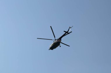 Mavi gökyüzünde bir helikopter. Rusya, Murmansk Duvar Kağıdı
