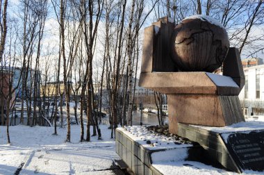 MURMANSK, RUSSIA - 16 Ekim 2010: İkinci Dünya Savaşı sırasında Hitler karşıtı koalisyon ülkelerinin askeri cemaatinin anısına anıt.