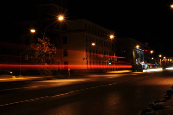 Yoldan Geçen Bir Tramvayın Hafif Izleri Sanatsal Imaj Şehirde Çekilmiş — Stok fotoğraf