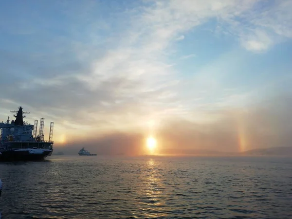 Fartyg i hamnen i Murmansk. Vinterkylan, solnedgången på en vacker himmel. Murmansk är en hamnstad. — Stockfoto