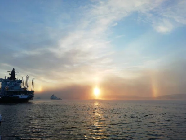 Fartyg i hamnen i Murmansk. Vinterkylan, solnedgången på en vacker himmel. Murmansk är en hamnstad. — Stockfoto