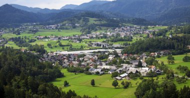 Dağ vadi yeşil ağaçlar ve evler