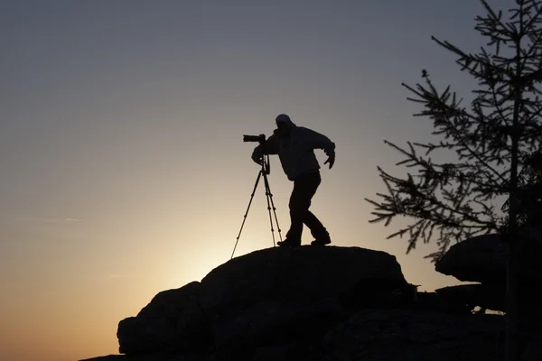 Menschensilhouette bei Sonnenuntergang. Gestaltungselement — Stockfoto