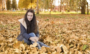 Sonbahar yapraklı kadın portresi