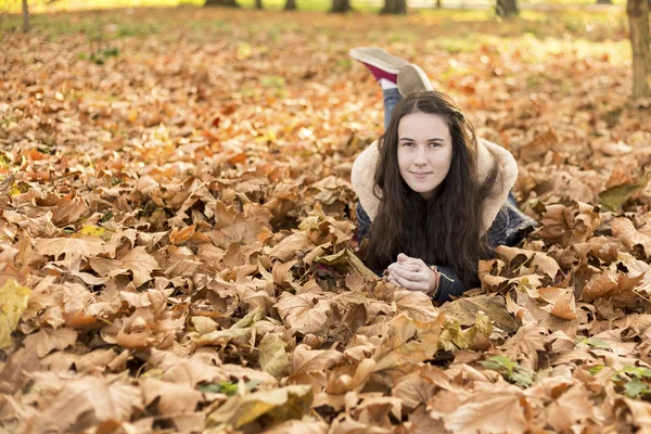 Gambar wanita di daun musim gugur — Stok Foto