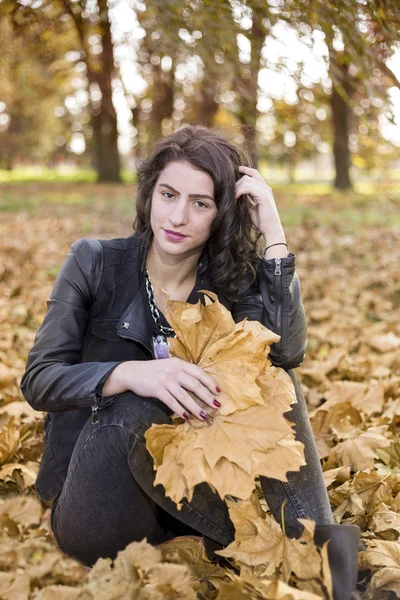 Portret mujer en hoja de otoño — Foto de Stock