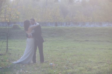 zarif gelin ve damat açık havada birlikte poz