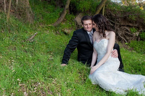 Elegantní nevěsta a ženich pózuje spolu venku — Stock fotografie