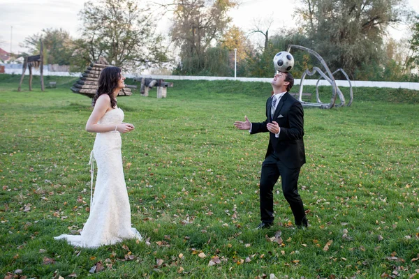 Elegant bride and groom posing together outdoors — Stock Photo, Image