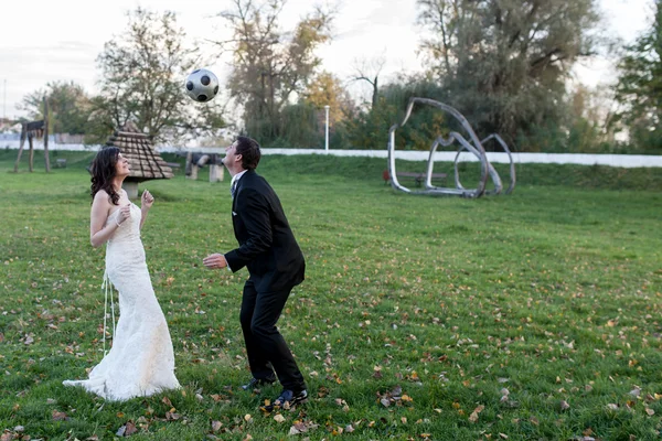 Elegante novia y novio posando juntos al aire libre — Foto de Stock