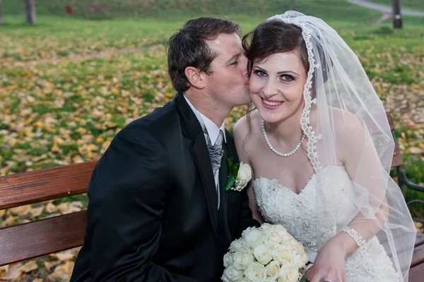 Elegant bride and groom posing together outdoors — Stock Photo, Image