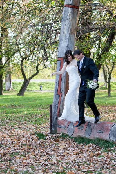 Elegantní nevěsta a ženich pózuje spolu venku — Stock fotografie