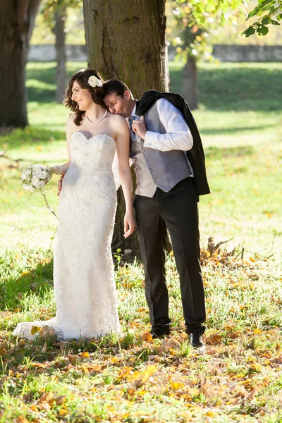 Elegant bride and groom posing together outdoors — Stock Photo, Image