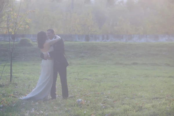 Elegante novia y novio posando juntos al aire libre — Foto de Stock