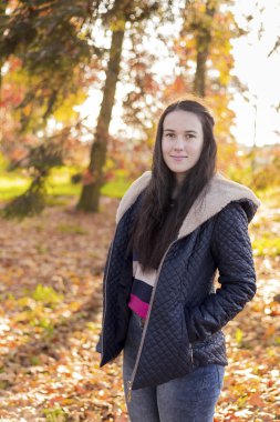 Sonbahar yapraklı kadın portresi