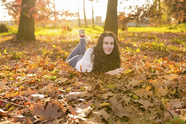 Portret mujer en hoja de otoño — Foto de Stock