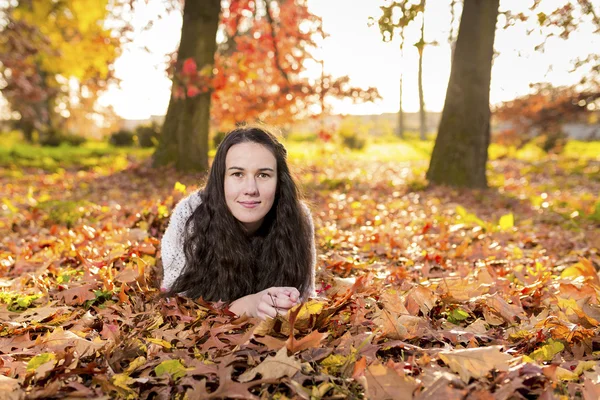 Portret mujer en hoja de otoño — Foto de Stock