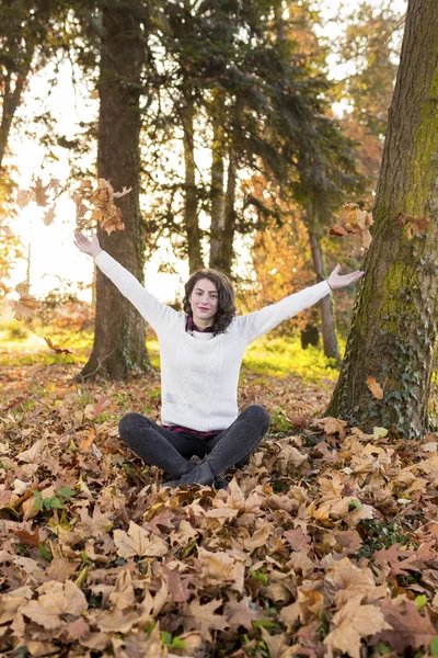 Portret mujer en hoja de otoño — Foto de Stock