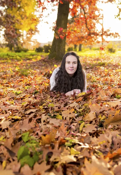 Portret mujer en hoja de otoño — Foto de Stock