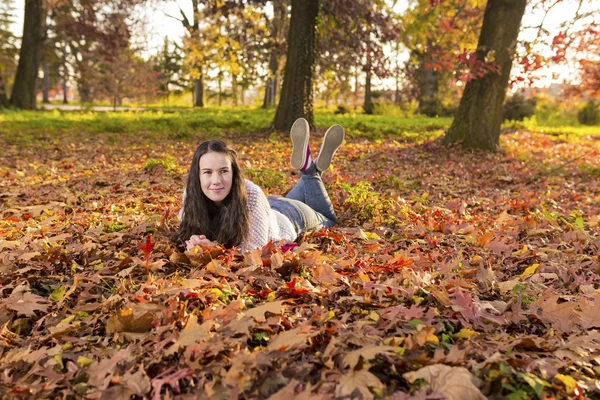 Kvinna portret i höst löv — Stockfoto