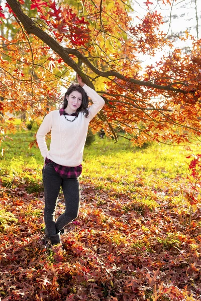 Portret mujer en hoja de otoño — Foto de Stock