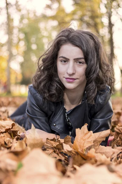 Portret mujer en hoja de otoño — Foto de Stock