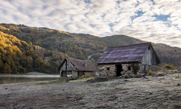 Casa abandonada en el lago al amanecer — Foto de Stock