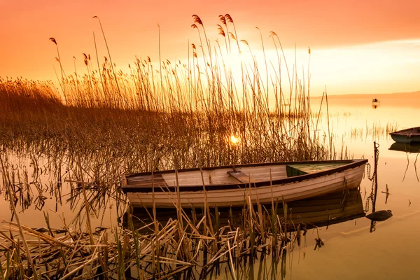 La barca attraccò sul lago Balaton — Foto Stock