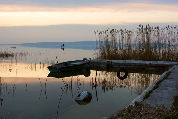 O barco atracado no lago Balaton — Fotografia de Stock