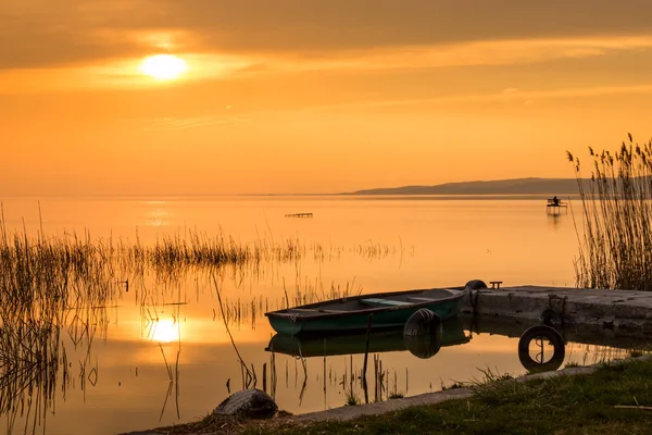 De boot verankerd aan het Balatonmeer — Stockfoto