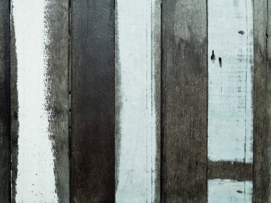 eski ahşap beyaz renk şeridi ile