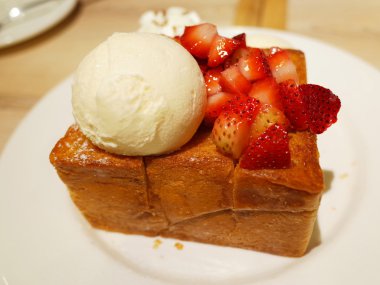 Bal tost çilek seçici odak ile            