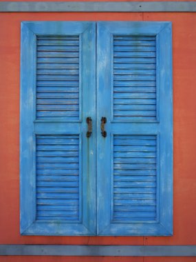 kırmızı duvar eski mavi pencere                                     