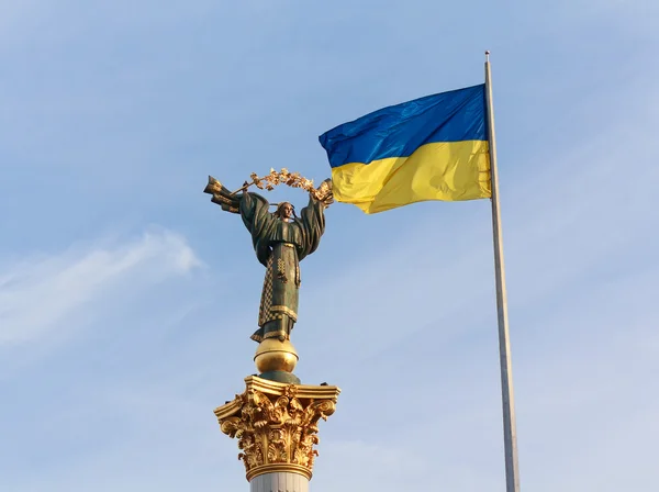 Монумент незалежності та український прапор у Києві. Україна — стокове фото