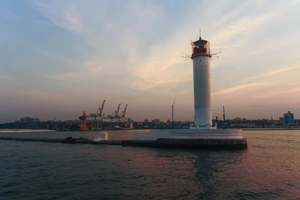 Utsikt över fyren och hamnen vid solnedgången. Odessa, Ukraina — Stockfoto