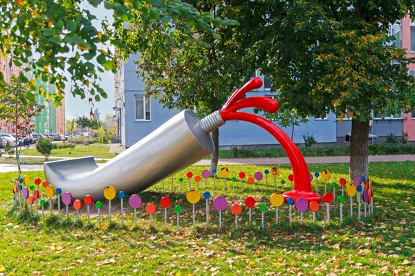 Färg installation i form av ett rör. Kiev, Ukraina — Stockfoto