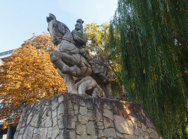 Monumentul Prințului Svyatoslav pe un cal sculptat din piatră. Kiev, Ucraina — Fotografie, imagine de stoc