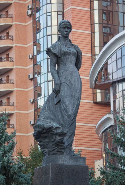 Monument van de beroemde Oekraïense schrijver Lesia Ukrainka. Kiev, Oekraïne — Stockfoto