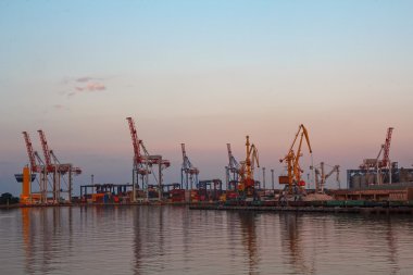 Vinçler, kapsayıcılar ve liman demiryolu vagonlar. Odessa, Ukrayna