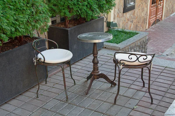 Кафе зі столами й стільцями на вулиці в Європі — стокове фото