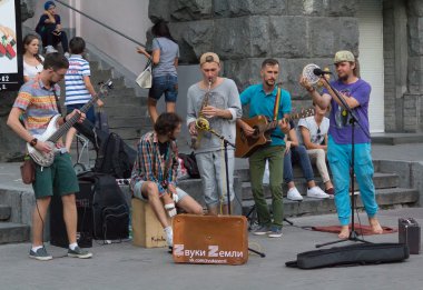 Kiev, Ukrayna - 30 Ağustos 2015: Band bir doğaçlama konser Khreshchatyk'a Caddesi üzerinde tutar.